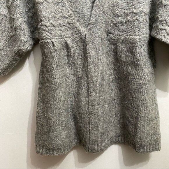 Romeo & Juliet Couture gray wool v neck sweater 3/4 sleeve top size small 55B2 - Picture 5 of 12